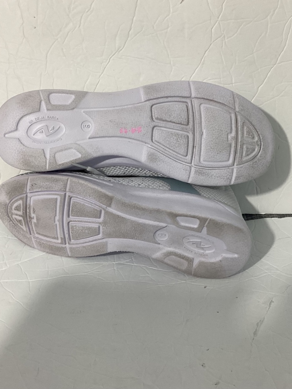 ATHLETIC WORKS WOMAN MEMORY FOAM GRAY SNEAKERS WALK SHOES SIZE 9 - Picture 8 of 10
